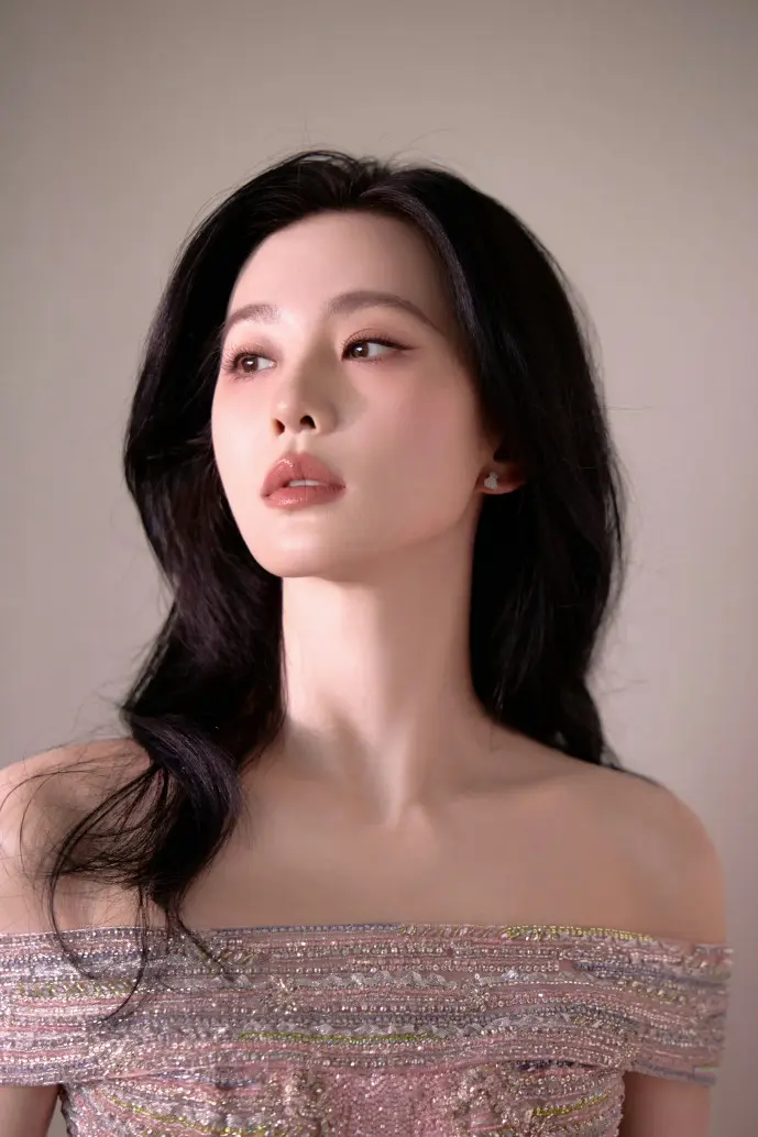 技师使用平板进行智能诊断